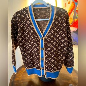 Beautiful warm sweater. In good condition.